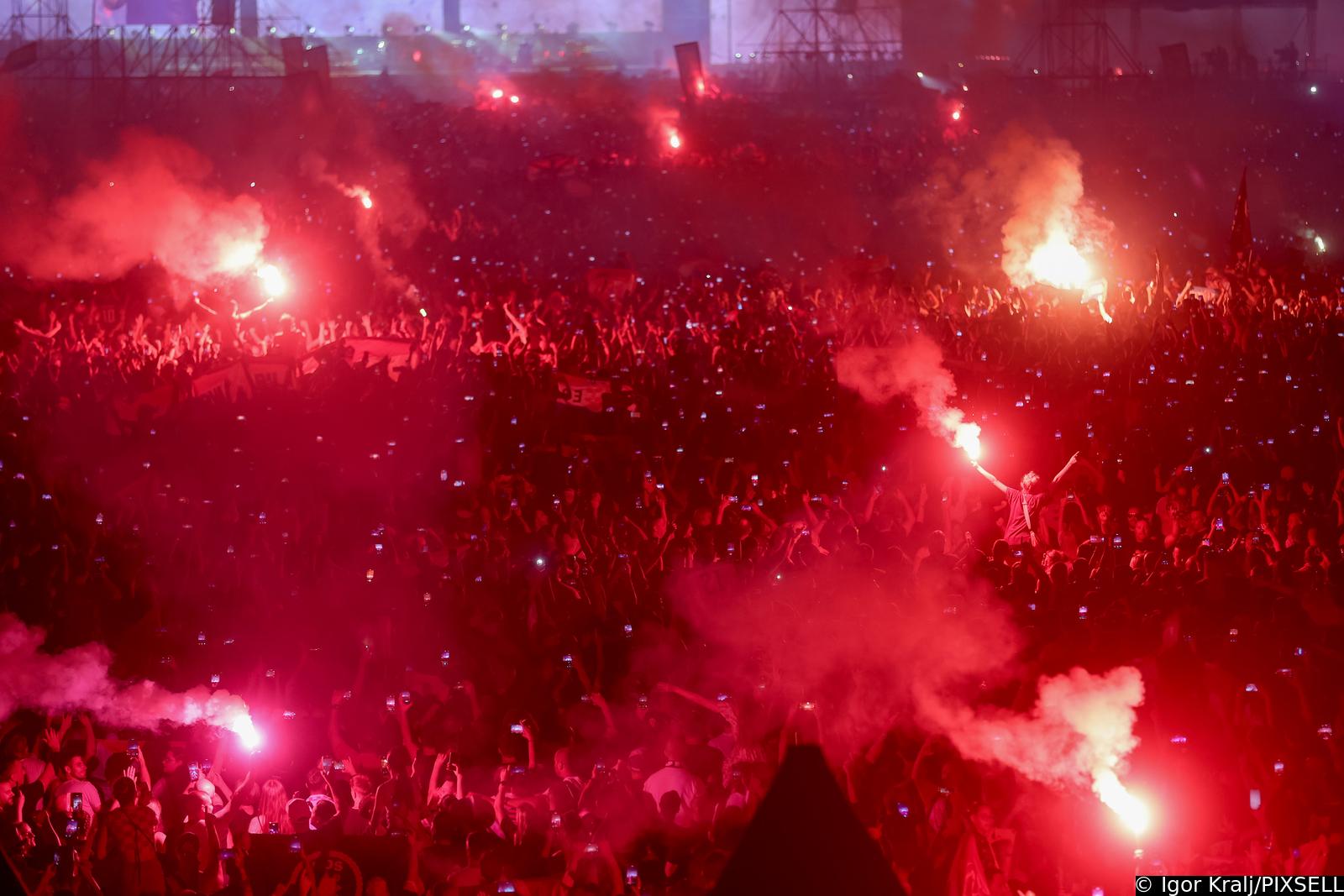 Zagreb: Euforija i bakljada na koncertu Marka Perkovića Thompsona