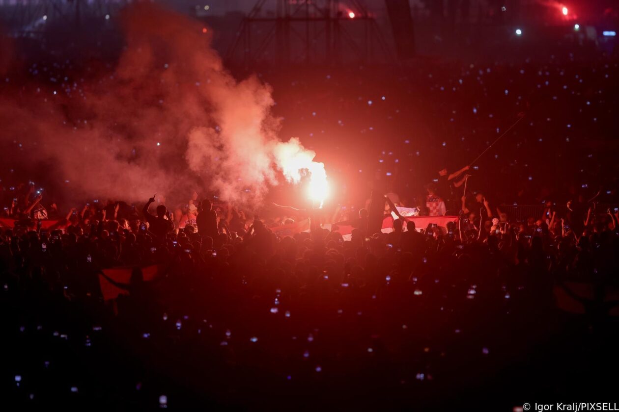 Zagreb: Euforija i bakljada na koncertu Marka Perkovića Thompsona Zagreb: Euforija i bakljada na koncertu Marka Perkovića Thompsona