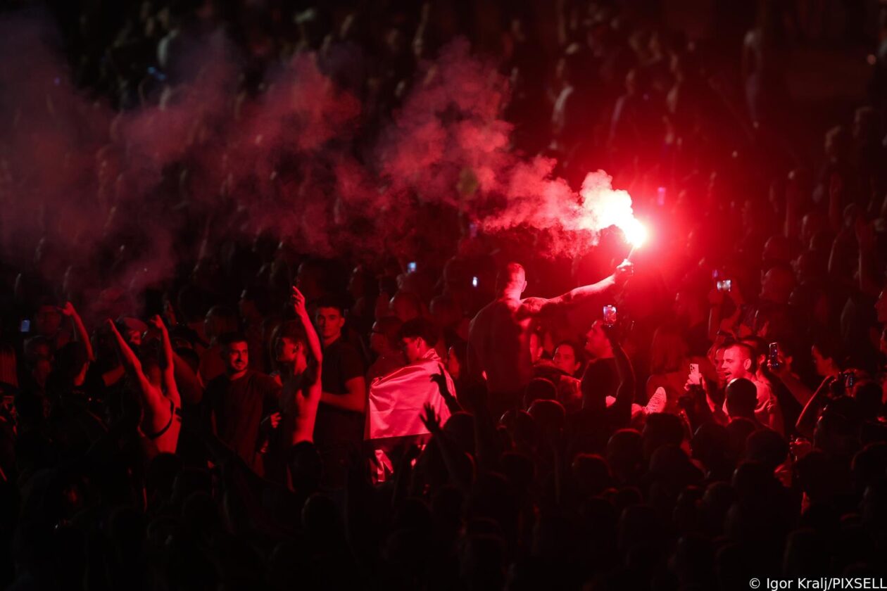 Zagreb: Euforija i bakljada na koncertu Marka Perkovića Thompsona Zagreb: Euforija i bakljada na koncertu Marka Perkovića Thompsona