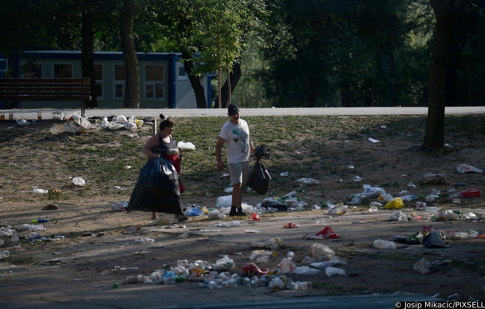 Zagreb: Čišćenje Bundeka jutro nakon Thompsonovog koncerta Zagreb: Čišćenje Bundeka jutro nakon Thompsonovog koncerta