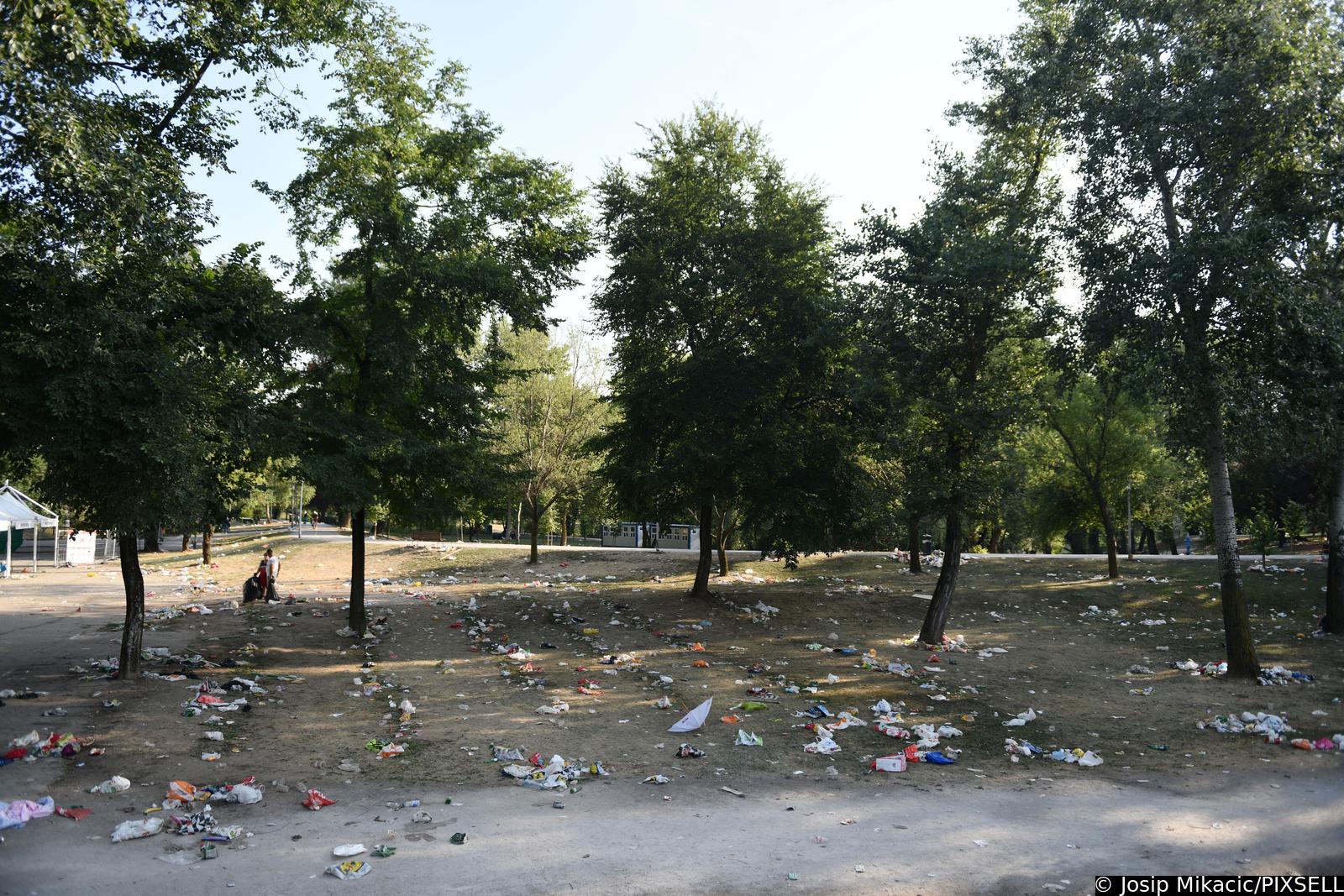 Zagreb: Čišćenje Bundeka jutro nakon Thompsonovog koncerta Zagreb: Čišćenje Bundeka jutro nakon Thompsonovog koncerta