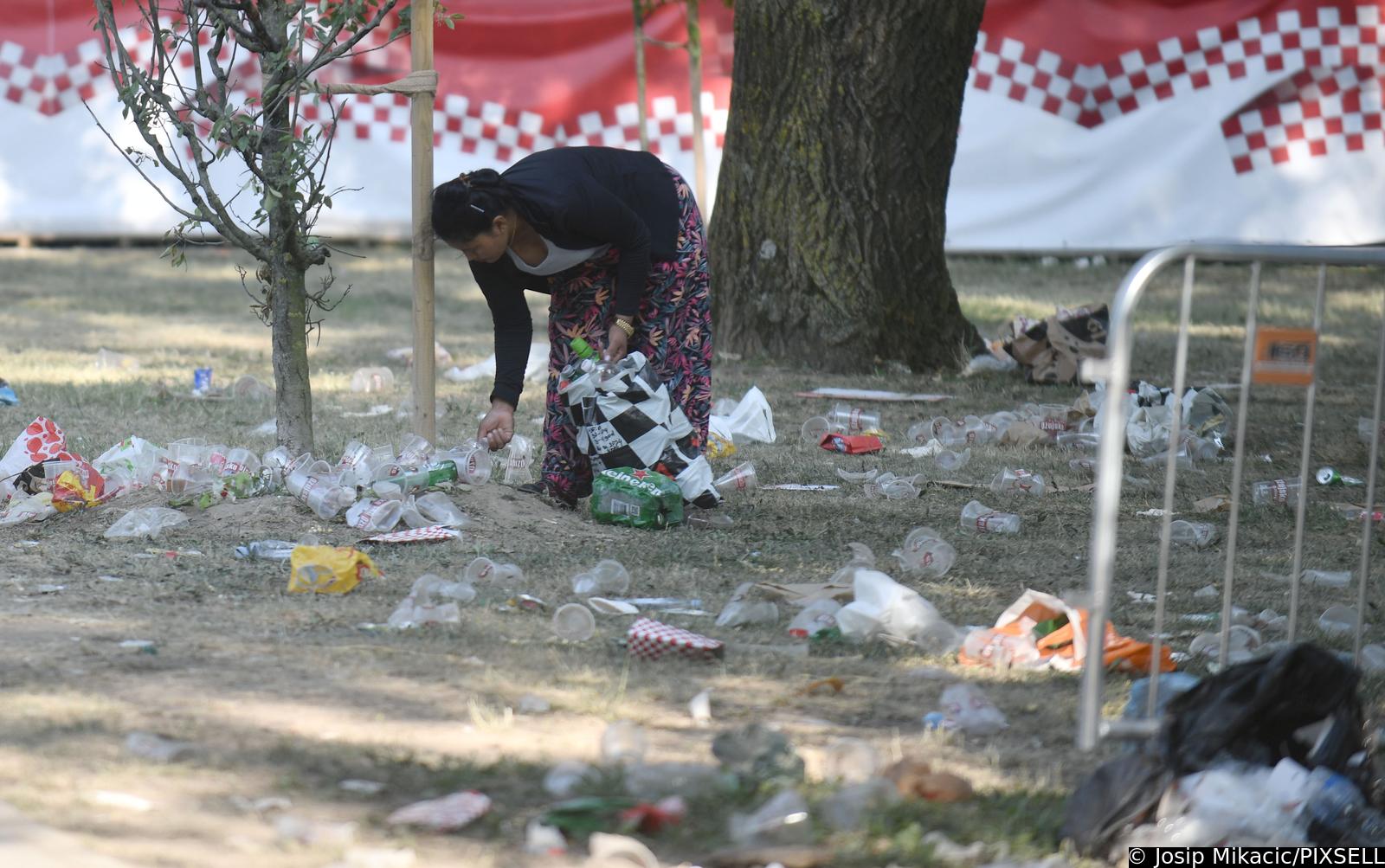 Zagreb: Čišćenje Bundeka jutro nakon Thompsonovog koncerta Zagreb: Čišćenje Bundeka jutro nakon Thompsonovog koncerta