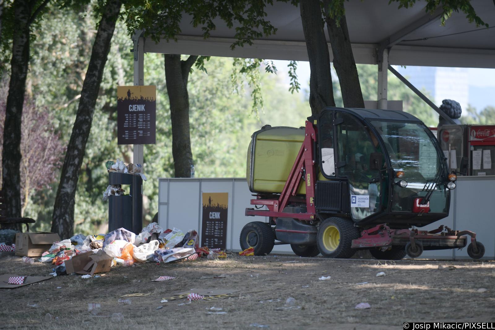 Zagreb: Čišćenje Bundeka jutro nakon Thompsonovog koncerta Zagreb: Čišćenje Bundeka jutro nakon Thompsonovog koncerta