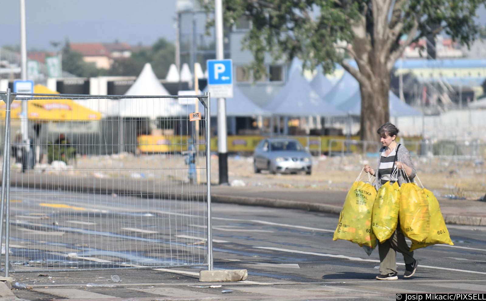 Zagreb: Čišćenje Bundeka jutro nakon Thompsonovog koncerta Zagreb: Čišćenje Bundeka jutro nakon Thompsonovog koncerta