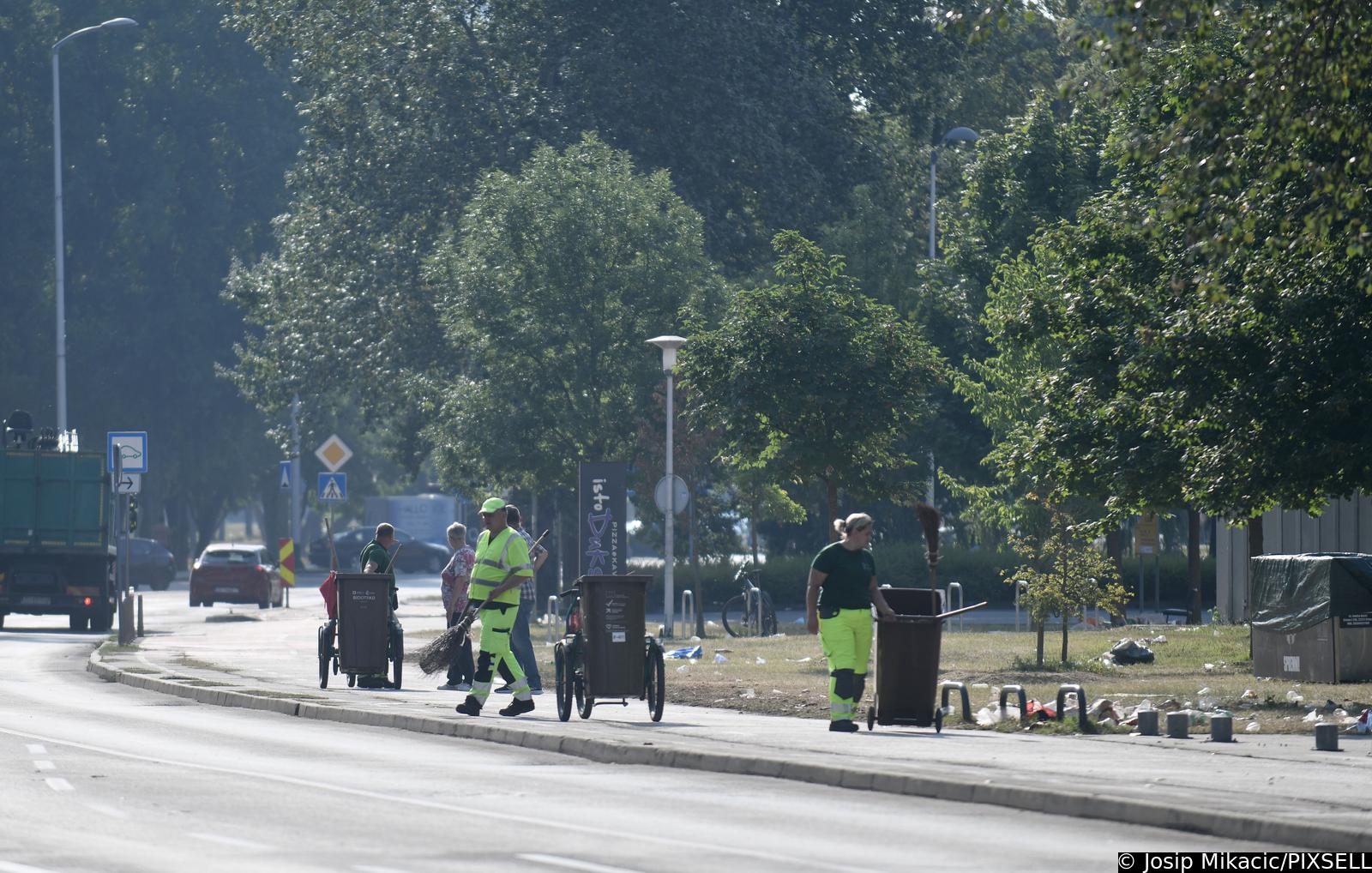 Zagreb: Čišćenje Bundeka jutro nakon Thompsonovog koncerta Zagreb: Čišćenje Bundeka jutro nakon Thompsonovog koncerta