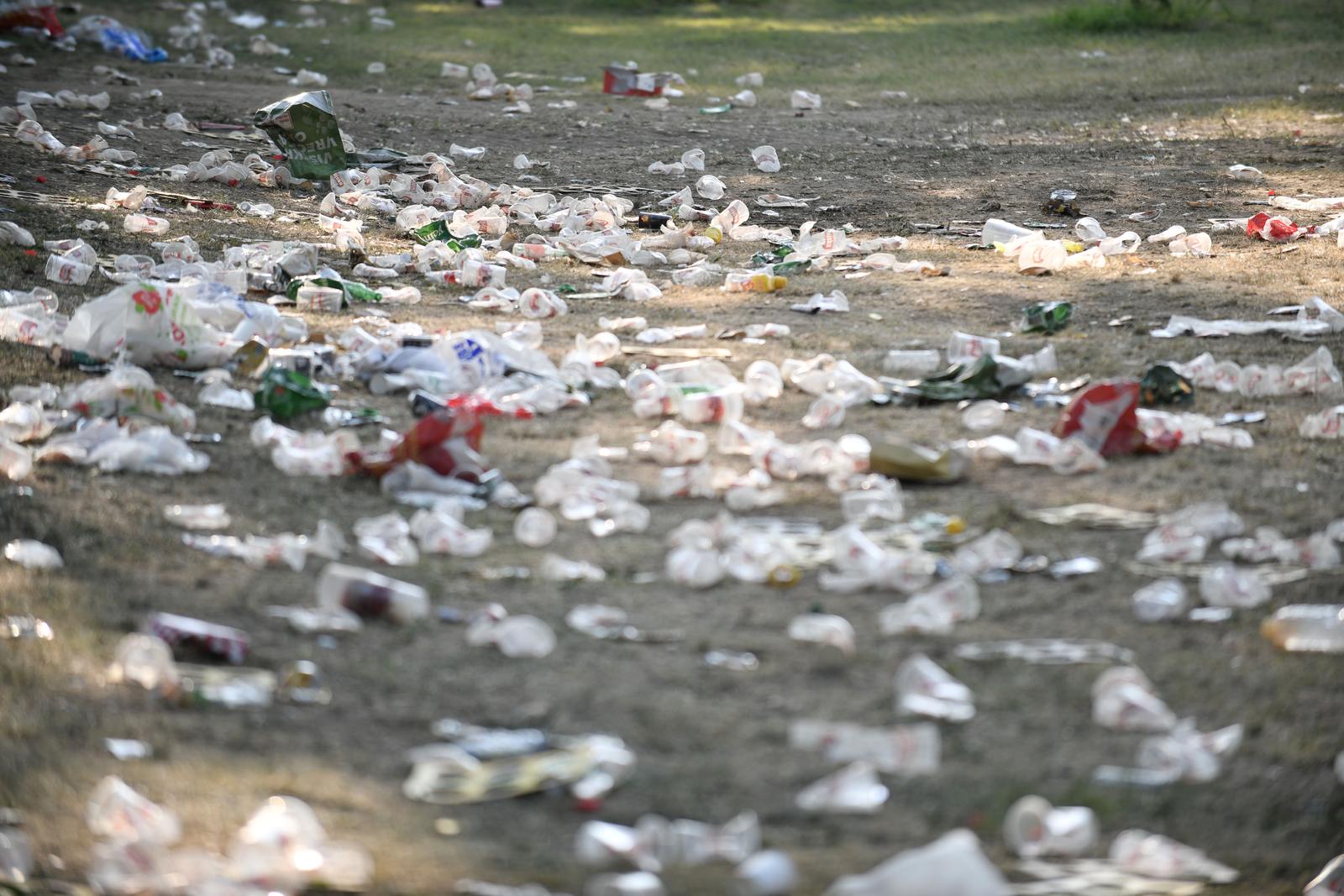 Zagreb: Čišćenje Bundeka jutro nakon Thompsonovog koncerta Zagreb: Čišćenje Bundeka jutro nakon Thompsonovog koncerta