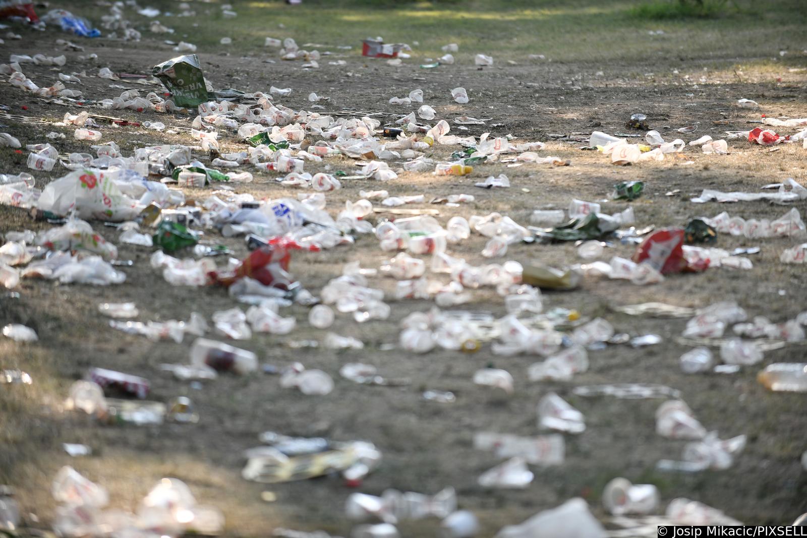 Zagreb: Čišćenje Bundeka jutro nakon Thompsonovog koncerta Zagreb: Čišćenje Bundeka jutro nakon Thompsonovog koncerta