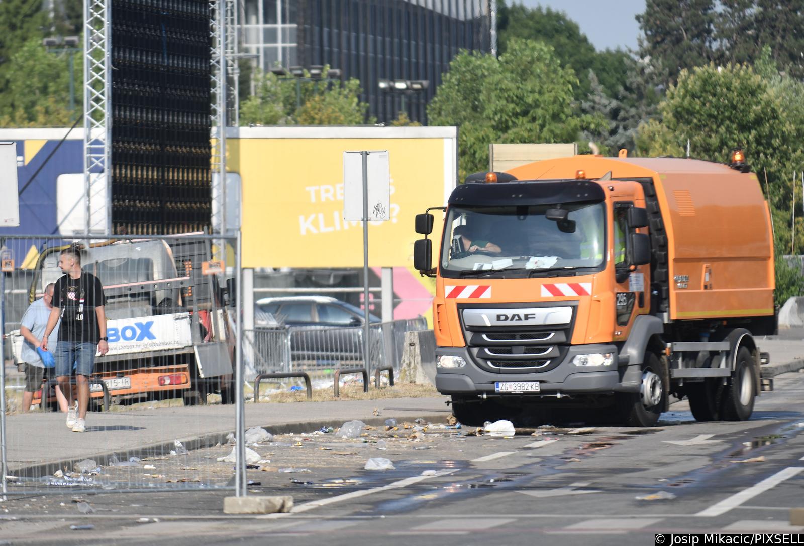 Zagreb: Čišćenje Bundeka jutro nakon Thompsonovog koncerta Zagreb: Čišćenje Bundeka jutro nakon Thompsonovog koncerta