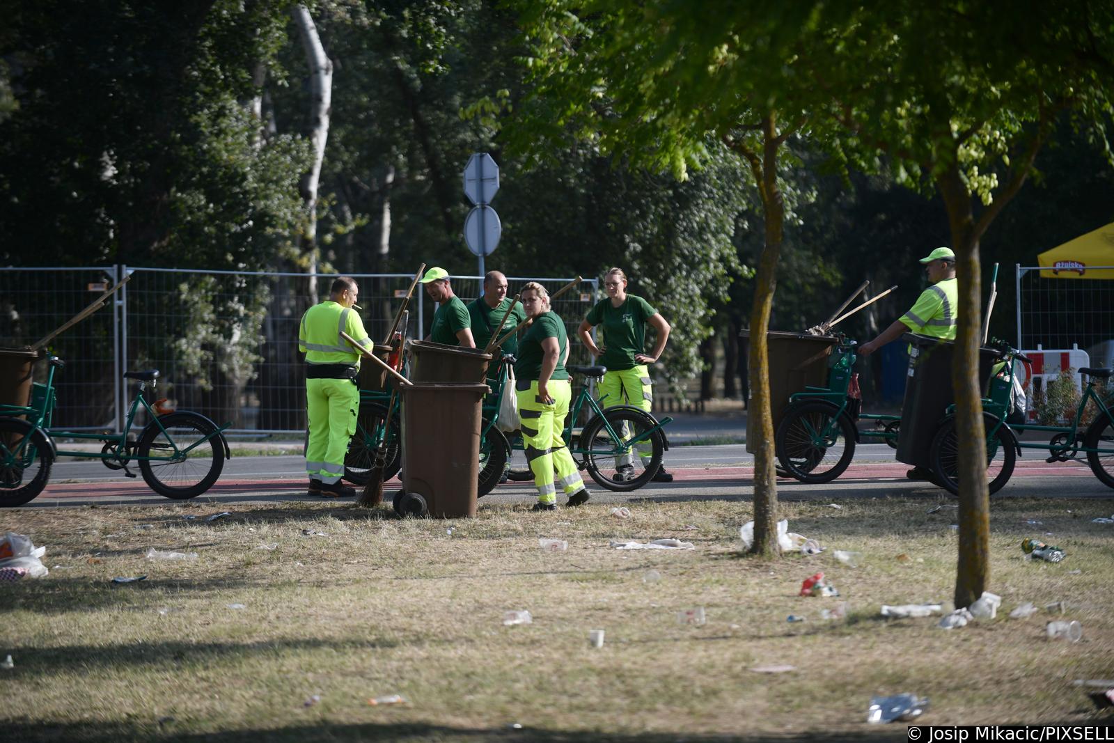 Zagreb: Čišćenje Bundeka jutro nakon Thompsonovog koncerta Zagreb: Čišćenje Bundeka jutro nakon Thompsonovog koncerta