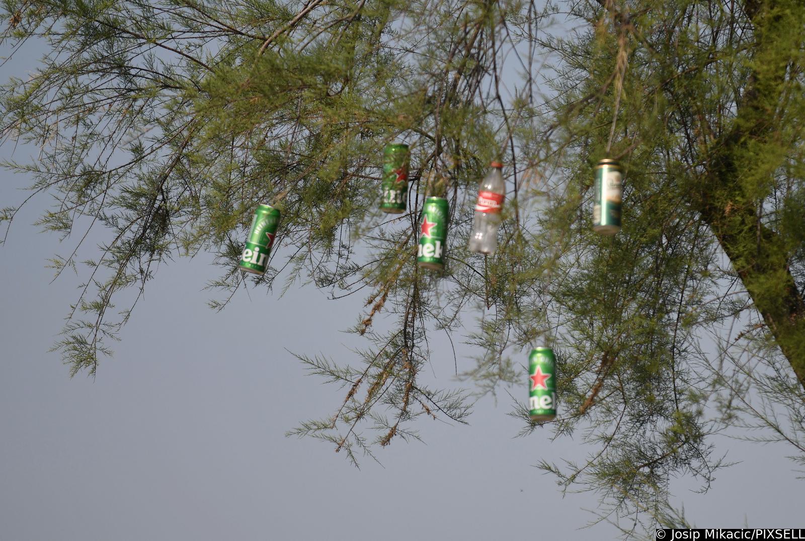 Zagreb: Čišćenje Bundeka jutro nakon Thompsonovog koncerta Zagreb: Čišćenje Bundeka jutro nakon Thompsonovog koncerta
