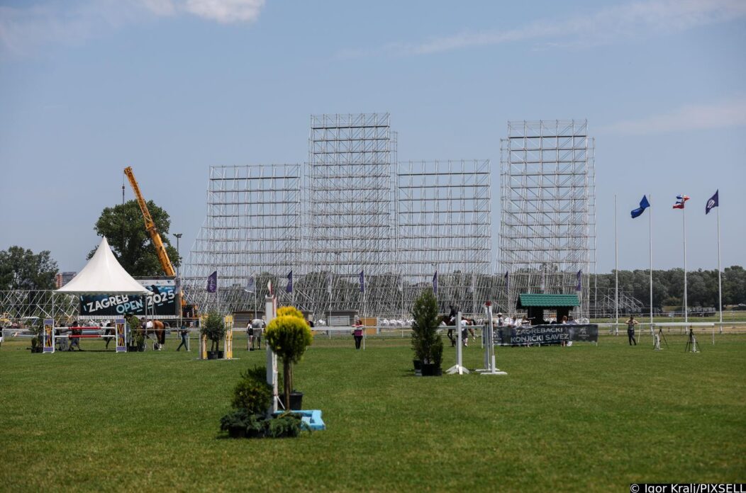 Postavljanje pozornice za koncert Marka Perkovića Thompsona