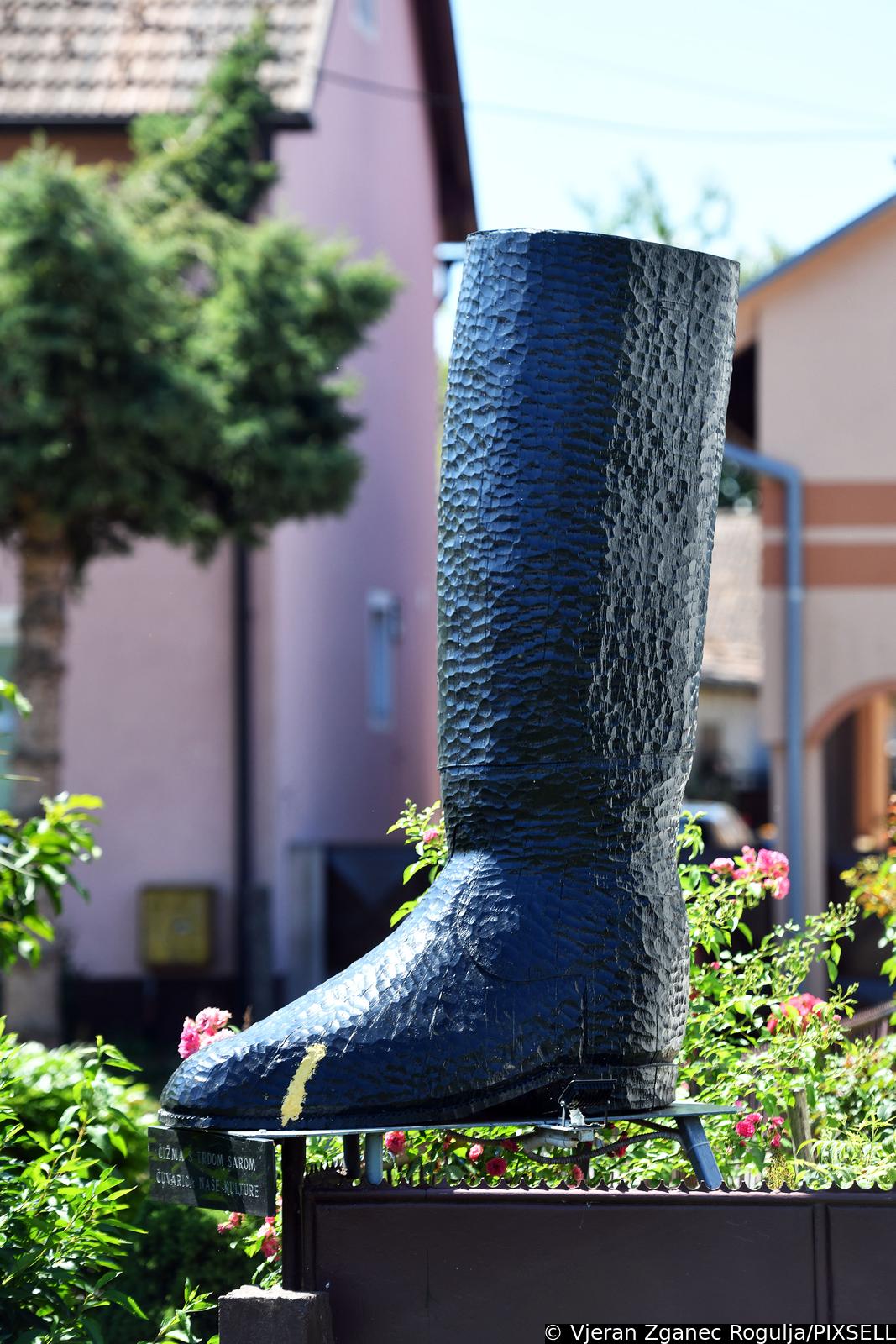 Spomenik čizmi Donja Dubrava