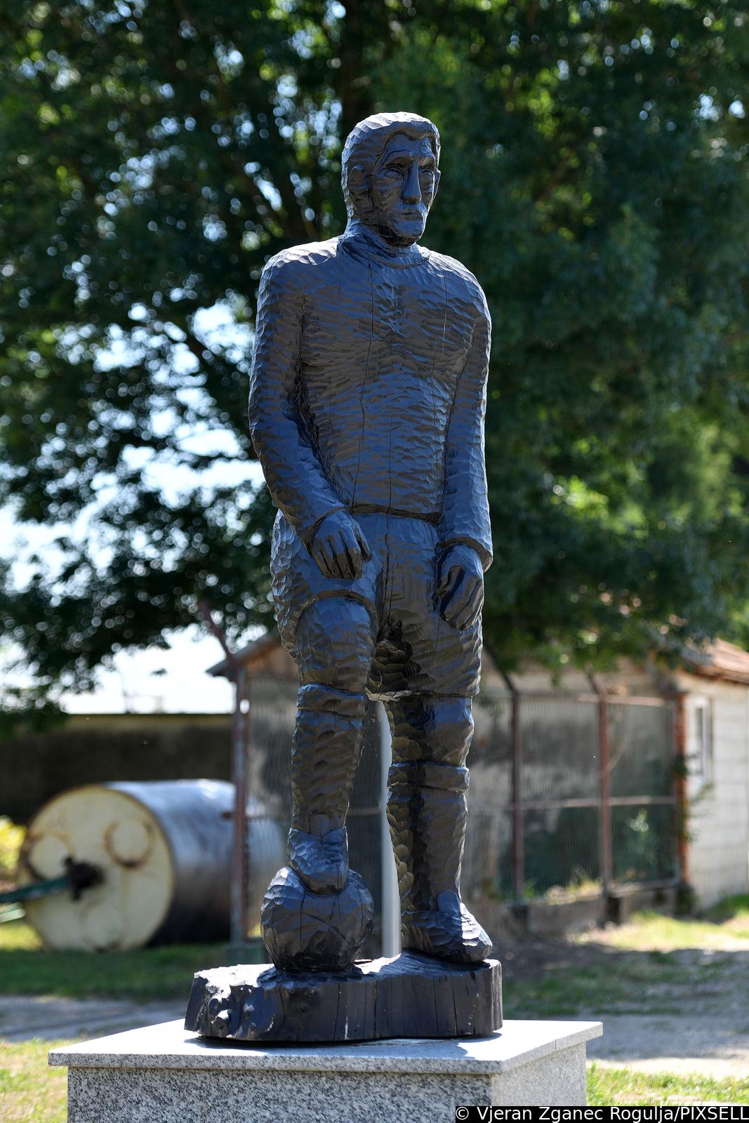 Spomenik nogometašu Podturen