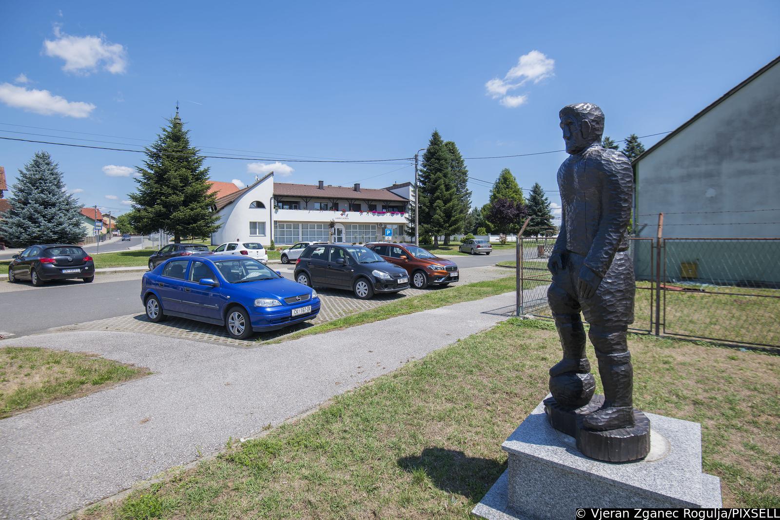 Spomenik nogometašu Podturen