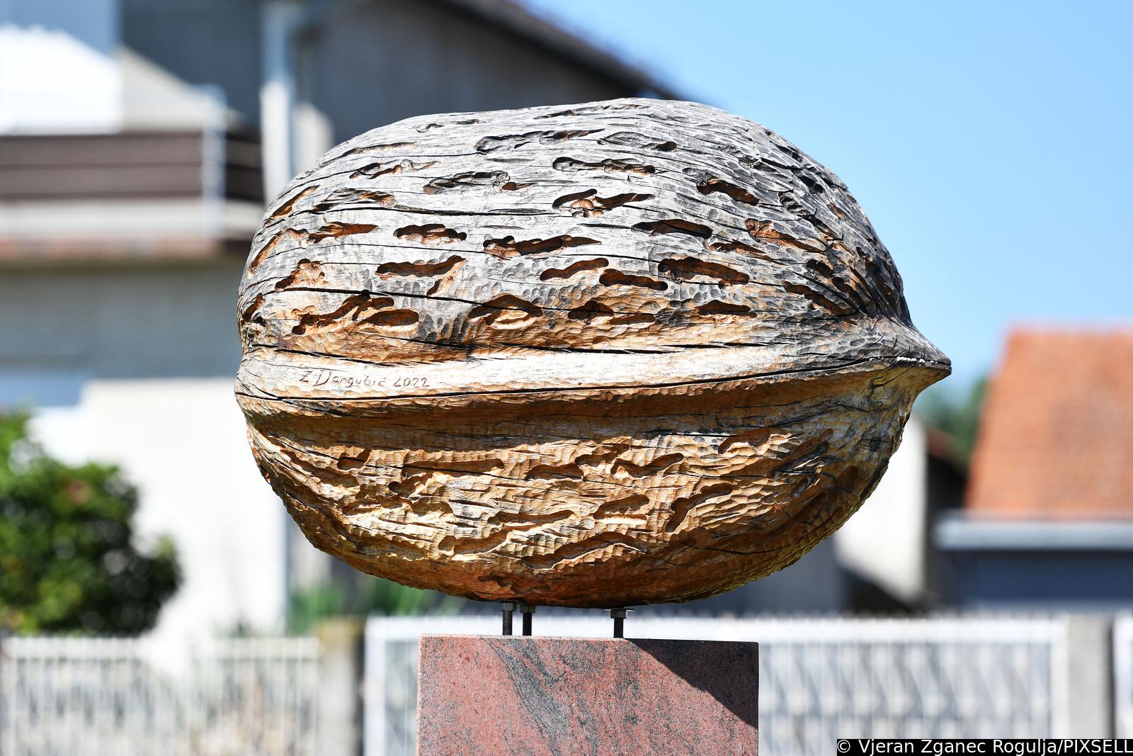 Spomenik Orahu Orehovica