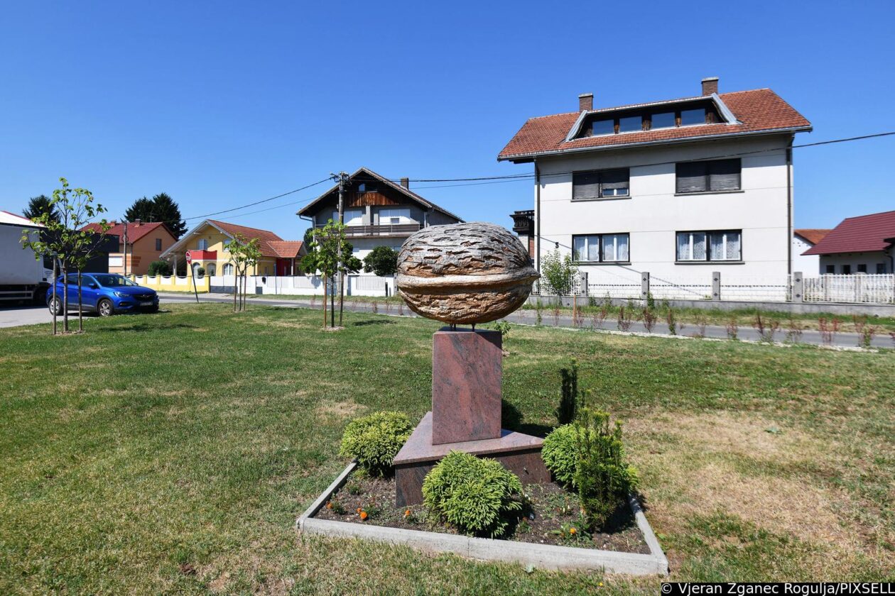 Spomenik Orahu Orehovica