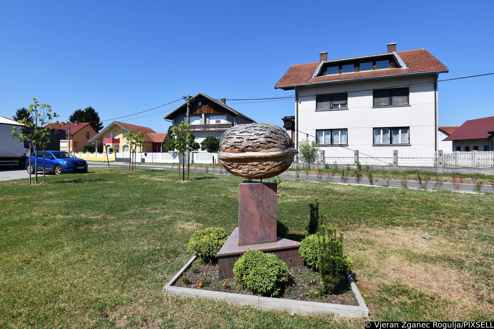 Spomenik Orahu Orehovica