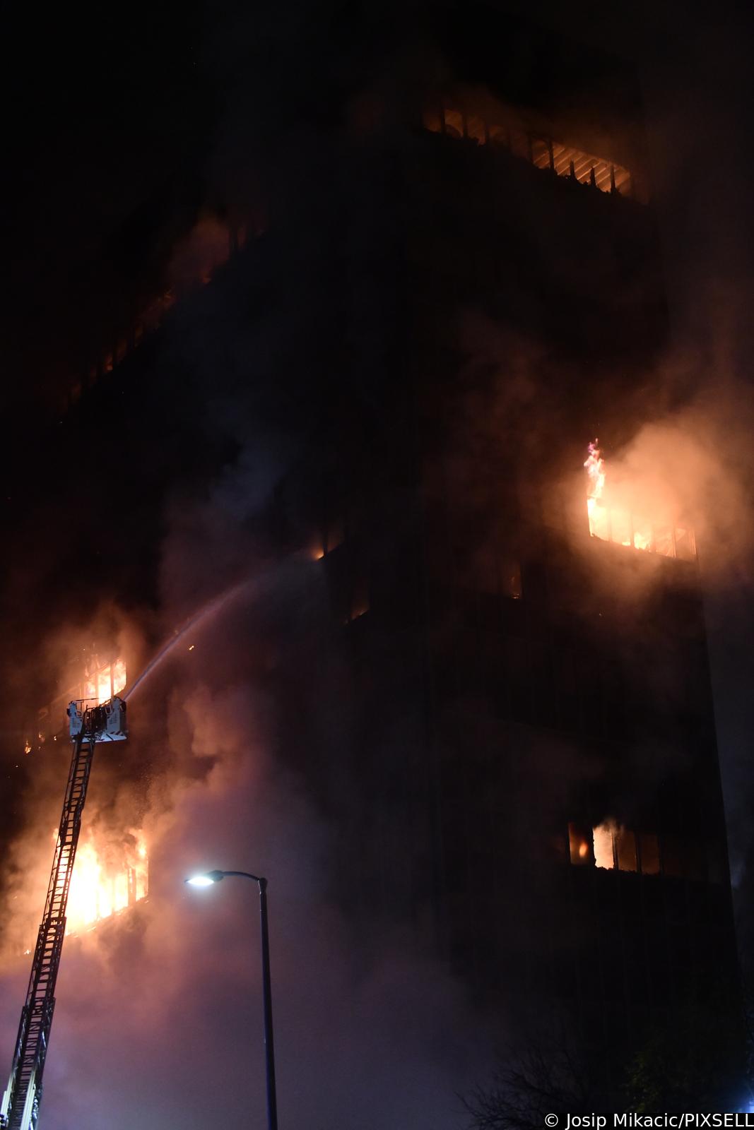 Zagreb: Pozar u Vjesnikovom neboderu