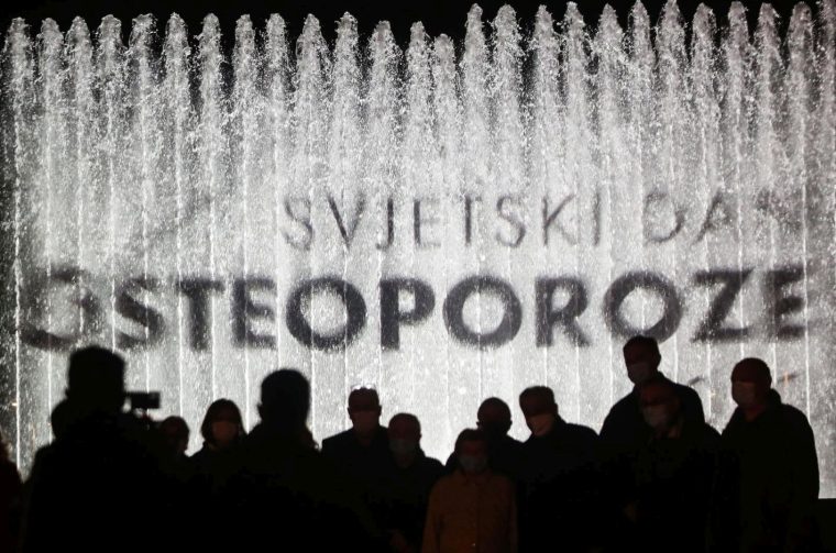 Fontane ispred NSK osvjetljenje u povodu Svjetskog dana osteoporoze