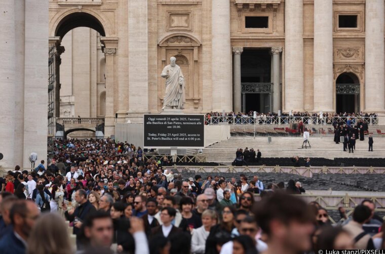 Rim: Trg sv. Petra pun vjernika koji čekaju u redu kako bi se poklonili papi Franji