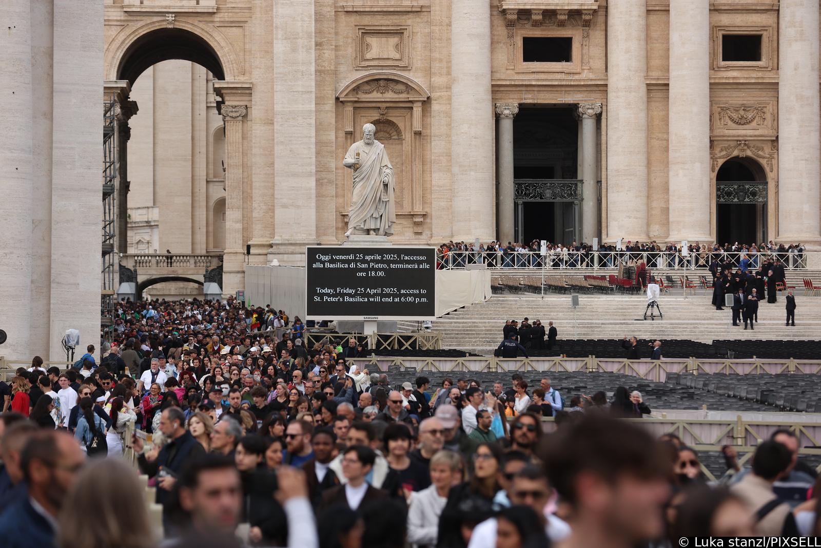 Rim: Trg sv. Petra pun vjernika koji čekaju u redu kako bi se poklonili papi Franji Rim: Trg sv. Petra pun vjernika koji čekaju u redu kako bi se poklonili papi Franji