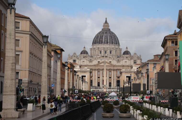 Rim: Trg sv. Petra pun vjernika koji čekaju u redu kako bi se poklonili papi Franji