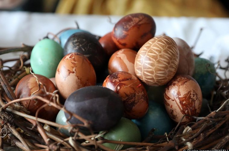 Bojanje Uskršnjih jaja na način kako su to radili naši stari – Dusko Jaramaz/PIXSELL Bojanje Uskršnjih jaja na način kako su to radili naši stari – Dusko Jaramaz/PIXSELL