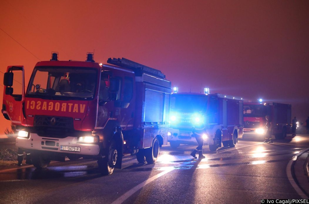 Tučepi: Vatra prodrla u Park prirode Biokovo, zahvatila i ranč, kuće i vozila Tučepi: Vatra prodrla u Park prirode Biokovo, zahvatila i ranč, kuće i vozila