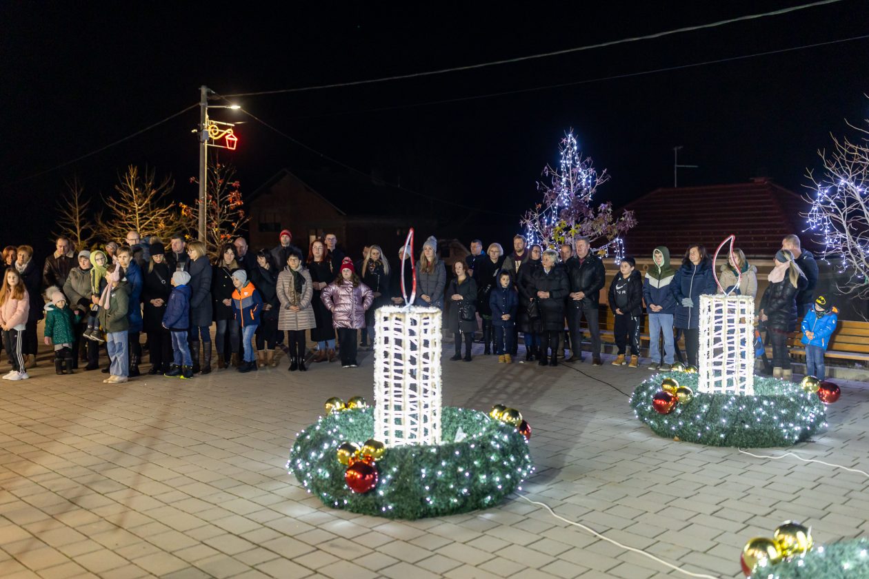 Paljenje adventske svijeće (1)