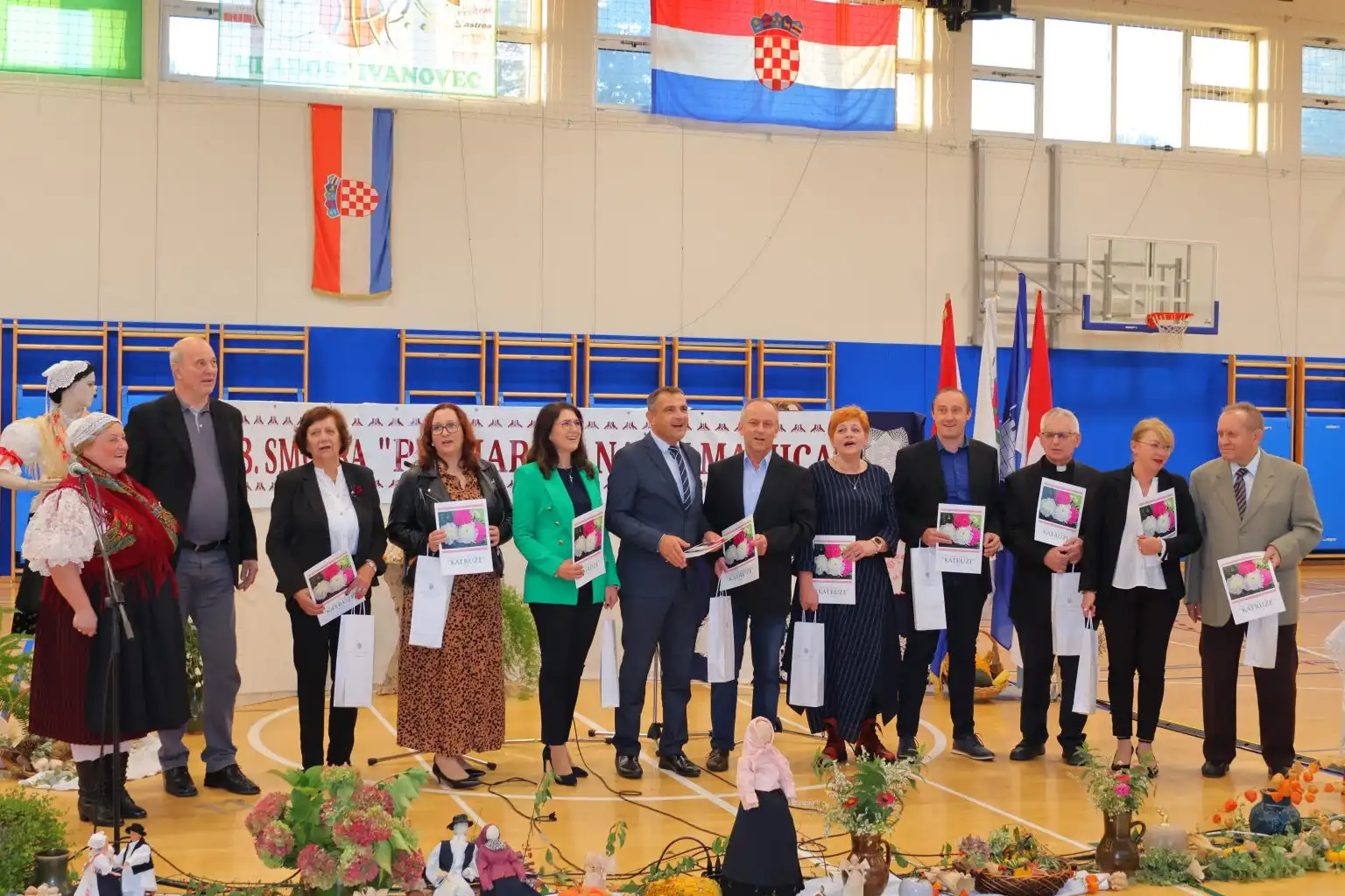 Pesmarica naših mamica (56)