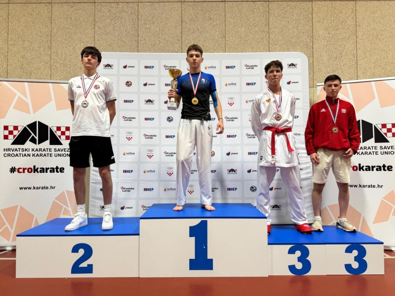 Petar Slukić juniori drugi s lijeva