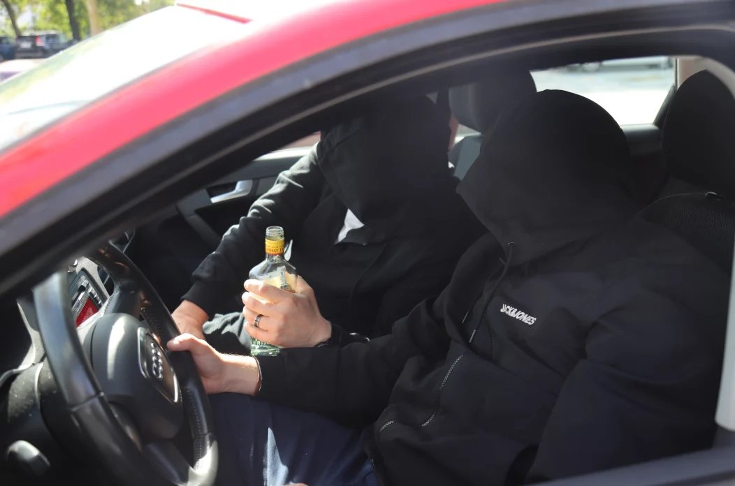 Pijanstvo, pijan za volanom, alkohol, policija ilustracija (3)