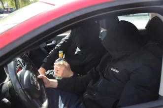 Pijanstvo, pijan za volanom, alkohol, policija ilustracija (3)