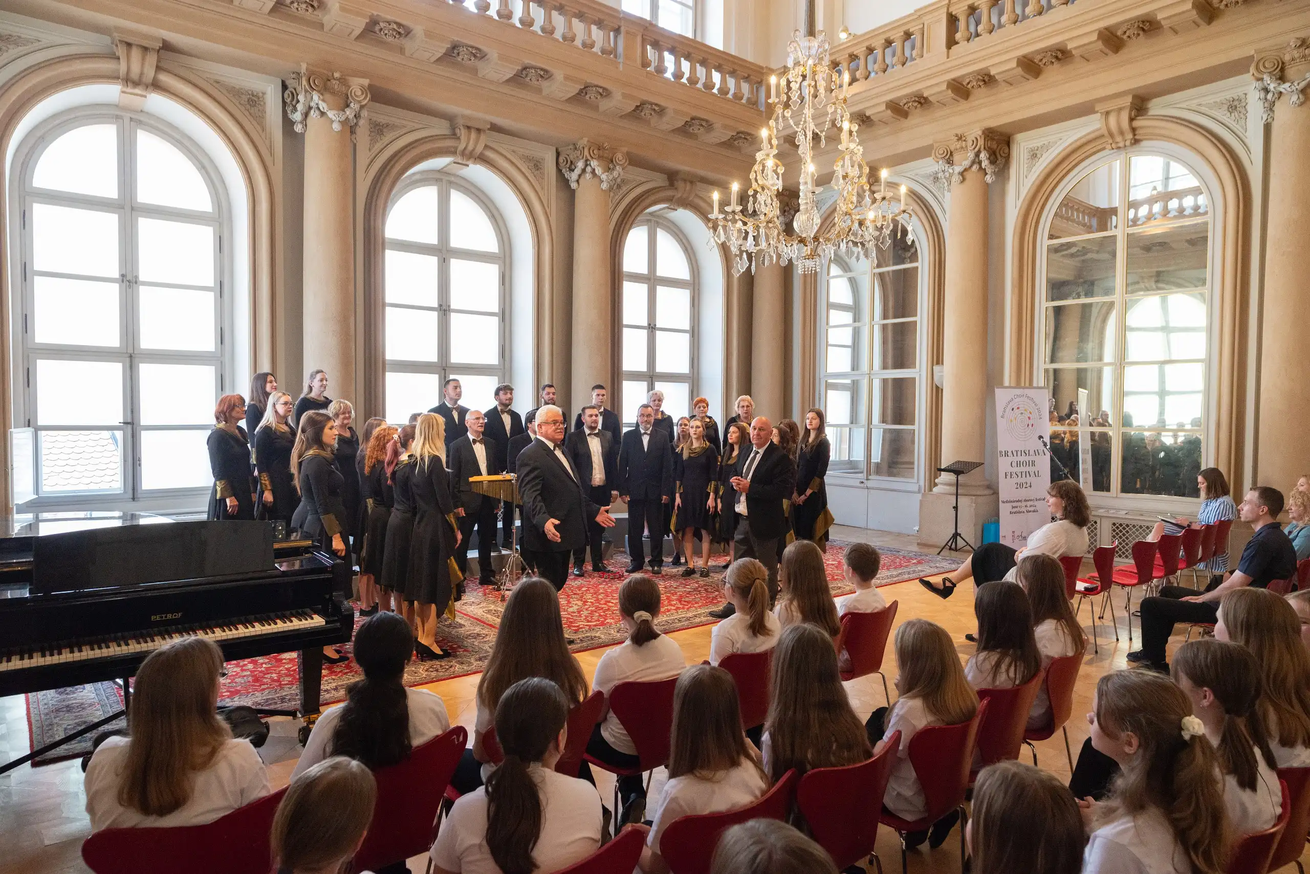 Pjevački zbor ‘Josip Vrhovski’ iz Bratislave s ponosom donosi srebrnu plaketu (13) Pjevački zbor ‘Josip Vrhovski’ iz Bratislave s ponosom donosi srebrnu plaketu (13)