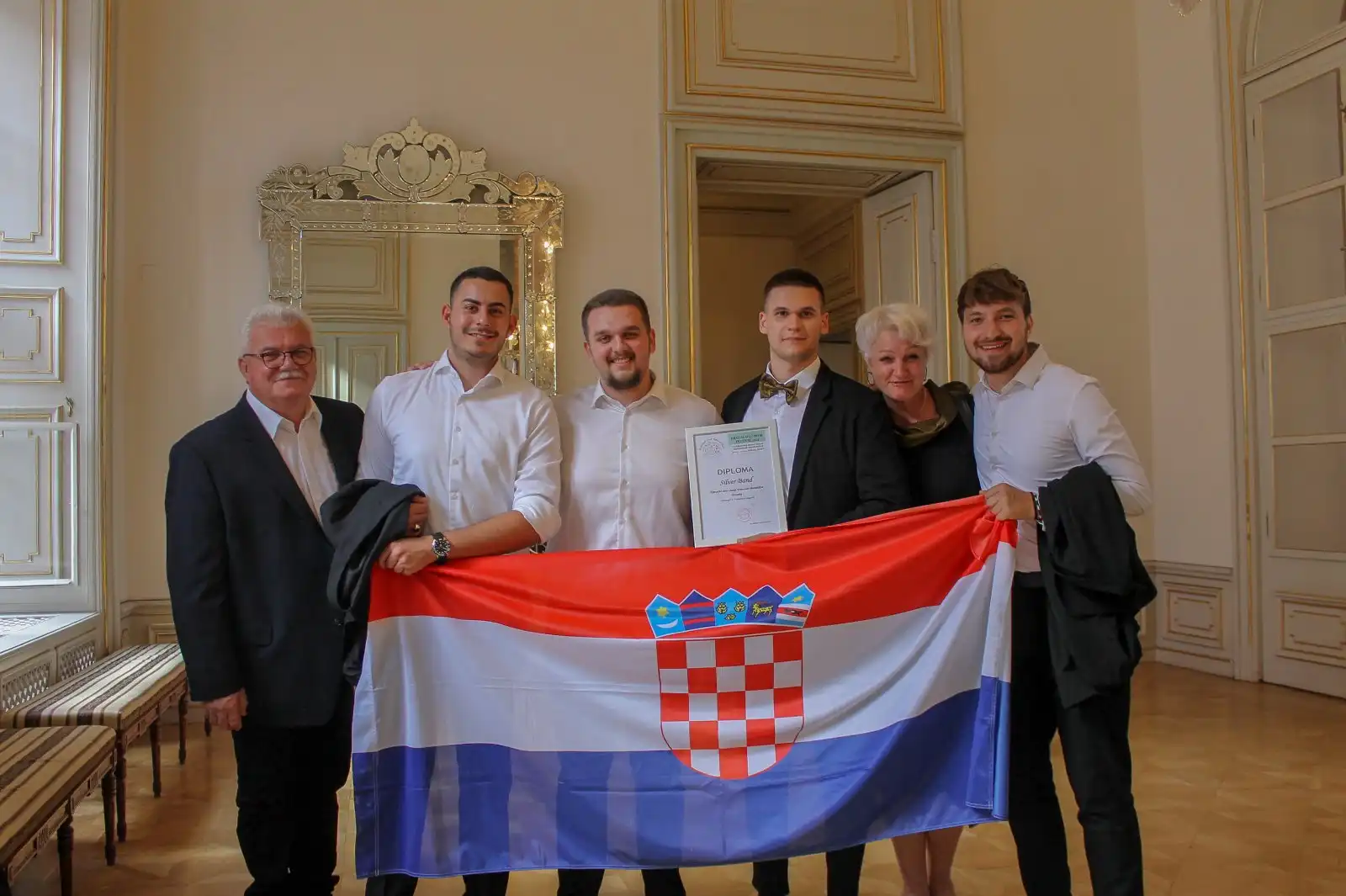 Pjevački zbor ‘Josip Vrhovski’ iz Bratislave s ponosom donosi srebrnu plaketu (14) Pjevački zbor ‘Josip Vrhovski’ iz Bratislave s ponosom donosi srebrnu plaketu (14)