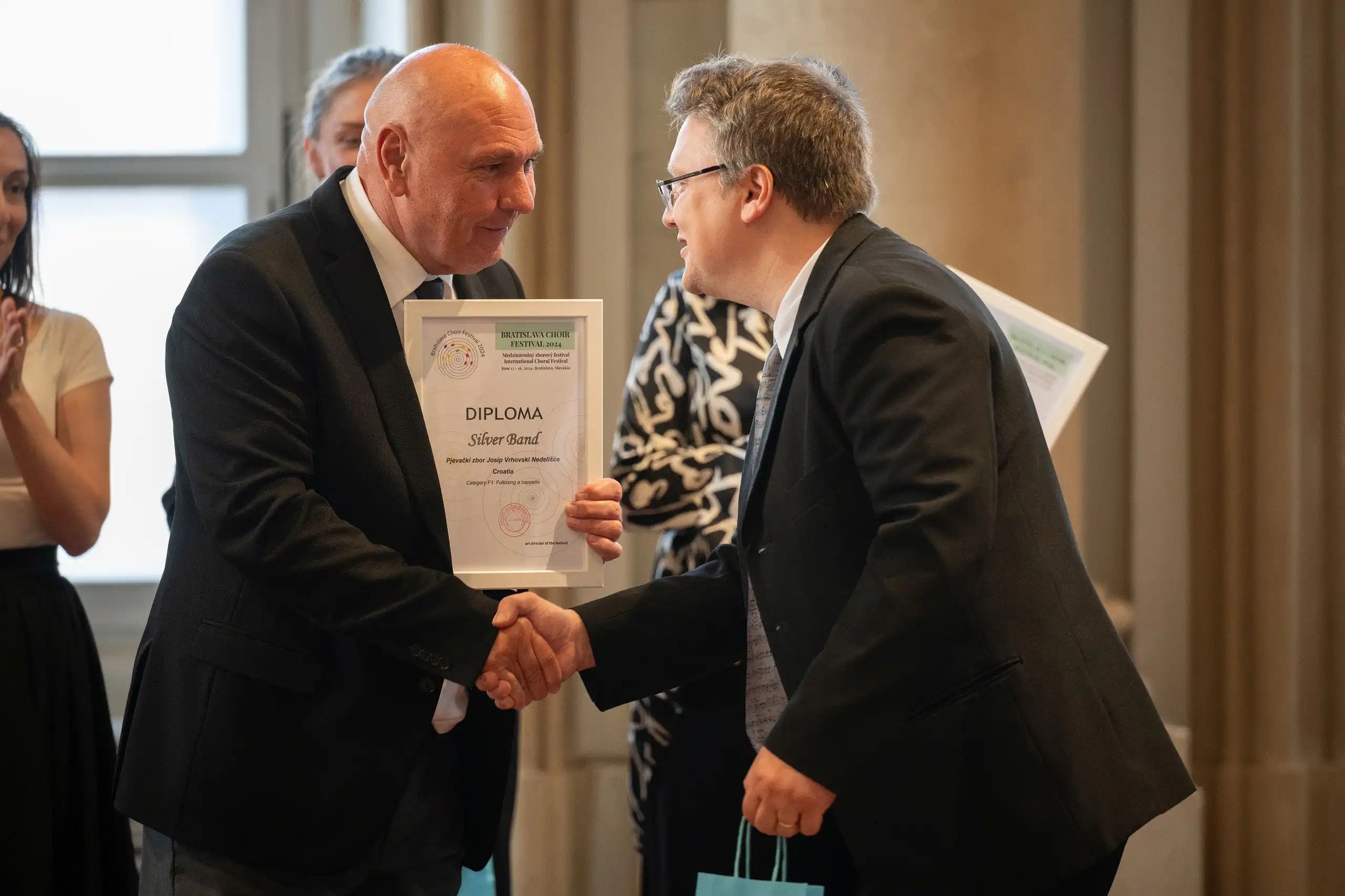 Pjevački zbor ‘Josip Vrhovski’ iz Bratislave s ponosom donosi srebrnu plaketu (17) Pjevački zbor ‘Josip Vrhovski’ iz Bratislave s ponosom donosi srebrnu plaketu (17)