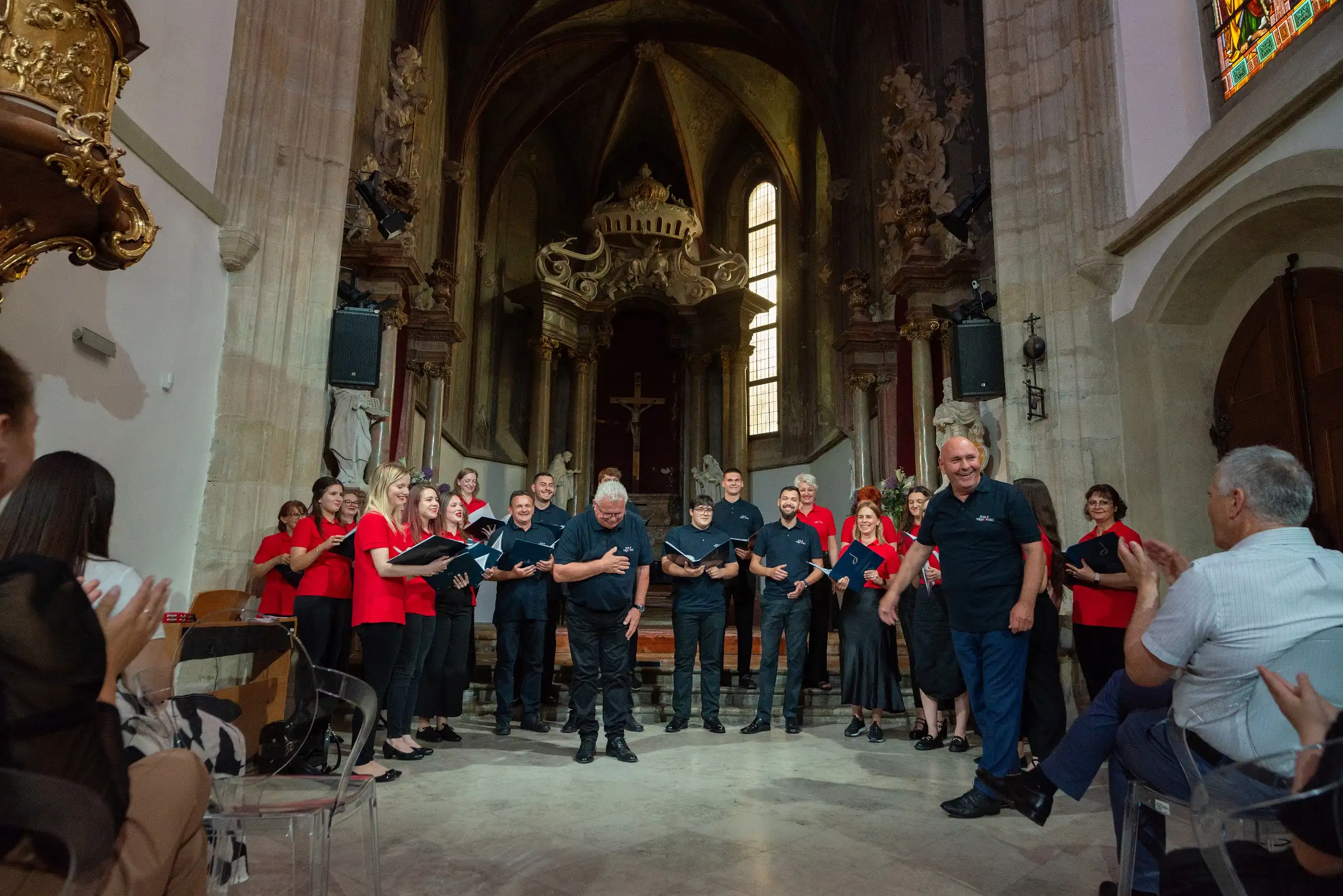 Pjevački zbor ‘Josip Vrhovski’ iz Bratislave s ponosom donosi srebrnu plaketu (2) Pjevački zbor ‘Josip Vrhovski’ iz Bratislave s ponosom donosi srebrnu plaketu (2)