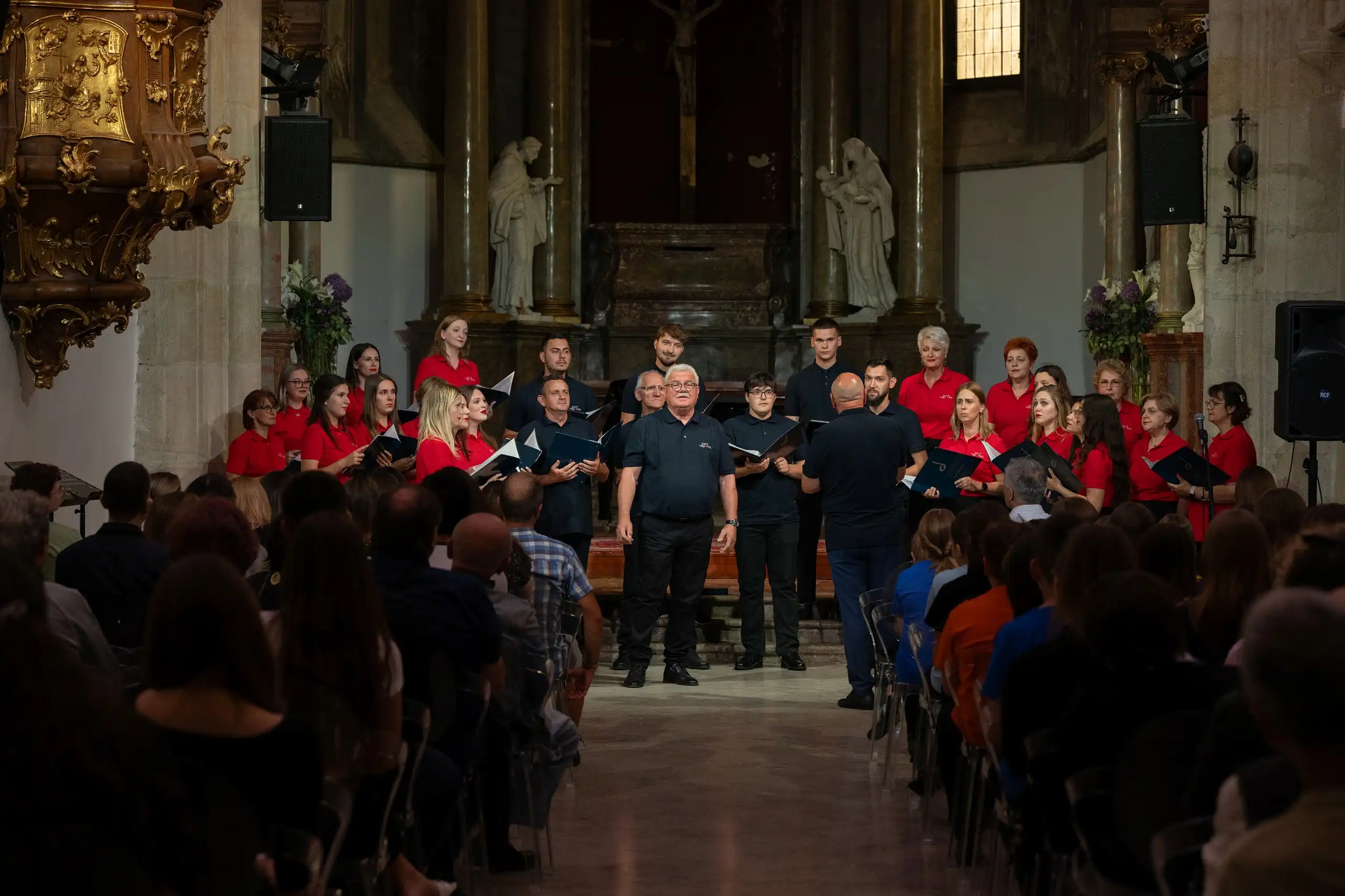 Pjevački zbor ‘Josip Vrhovski’ iz Bratislave s ponosom donosi srebrnu plaketu (23) Pjevački zbor ‘Josip Vrhovski’ iz Bratislave s ponosom donosi srebrnu plaketu (23)