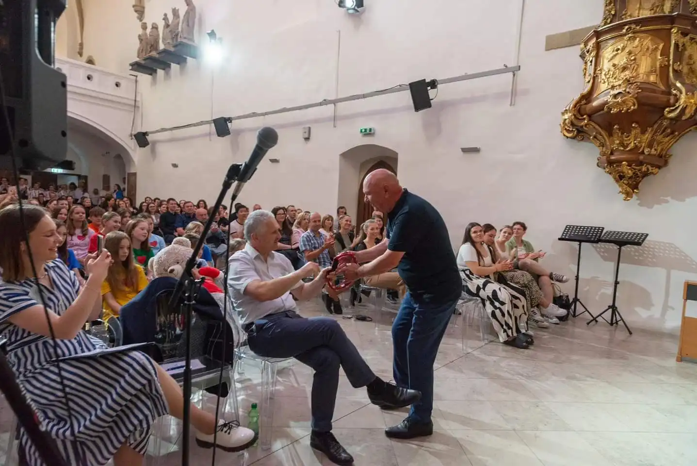 Pjevački zbor ‘Josip Vrhovski’ iz Bratislave s ponosom donosi srebrnu plaketu (7) Pjevački zbor ‘Josip Vrhovski’ iz Bratislave s ponosom donosi srebrnu plaketu (7)