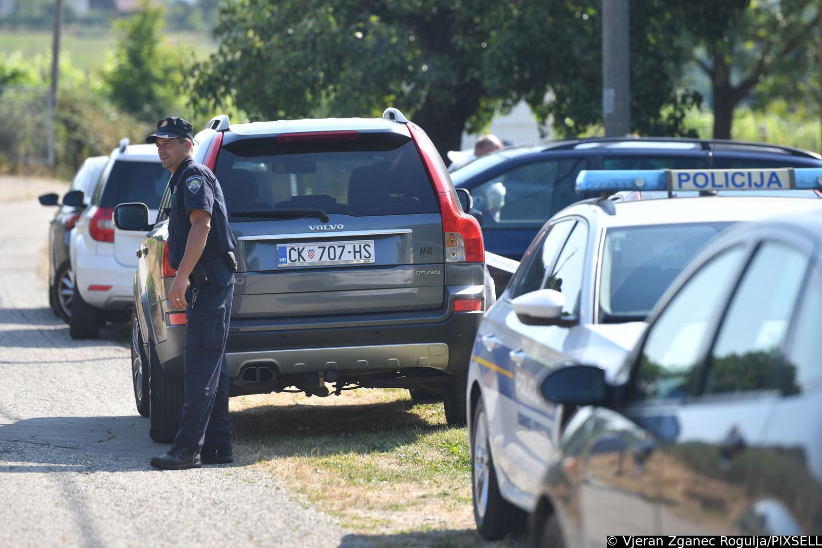 pleškovec Policijski očevid na mjestu ubojstva u Pleškovcu