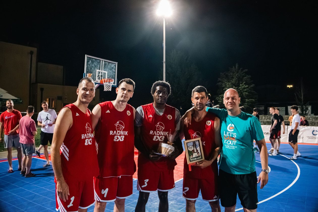 Pobjednici Čakovec Basket Fevera XI Radnik 3×3 Križevci s predsjednik KK Međimurje Lukom Munđarom koji im je uručio pobjedničke nagrade