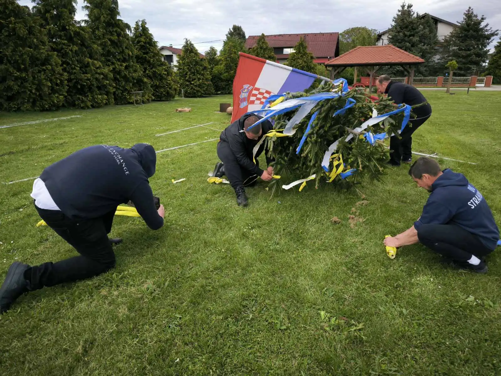 Podizanje majge u Strahonincu (12) Podizanje majge u Strahonincu (12)
