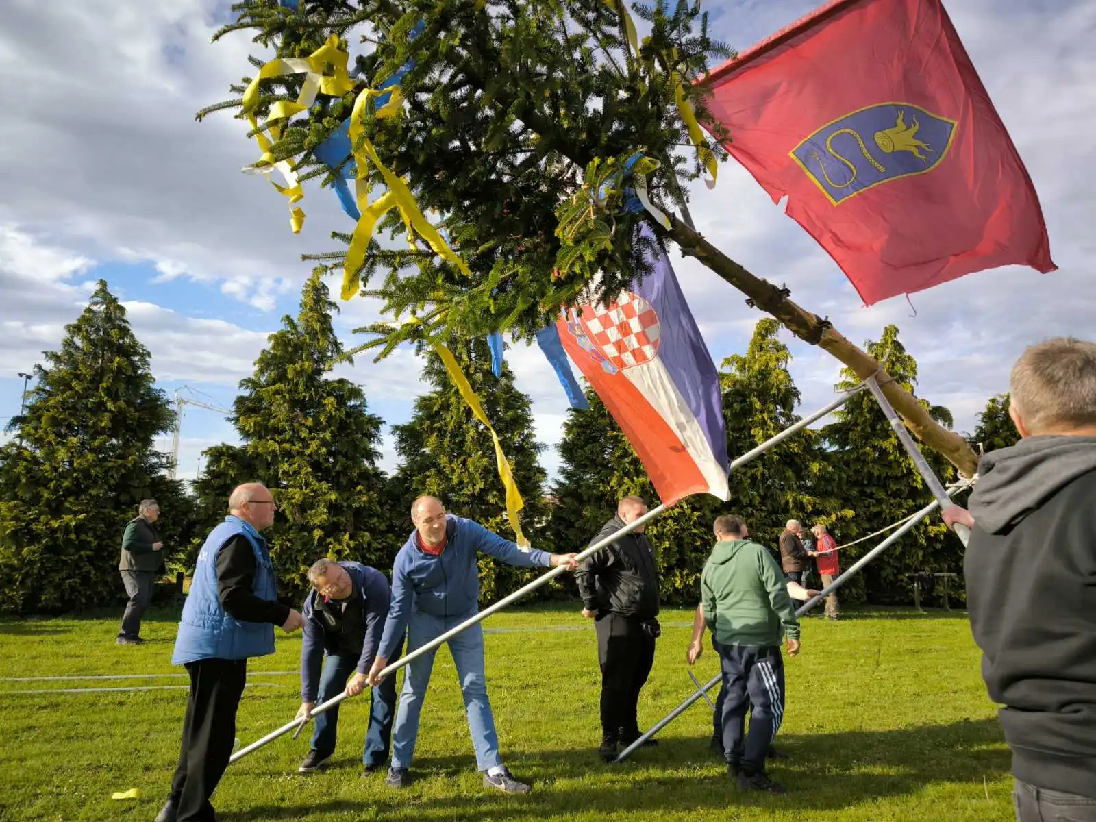 Podizanje majge u Strahonincu (7) Podizanje majge u Strahonincu (7)