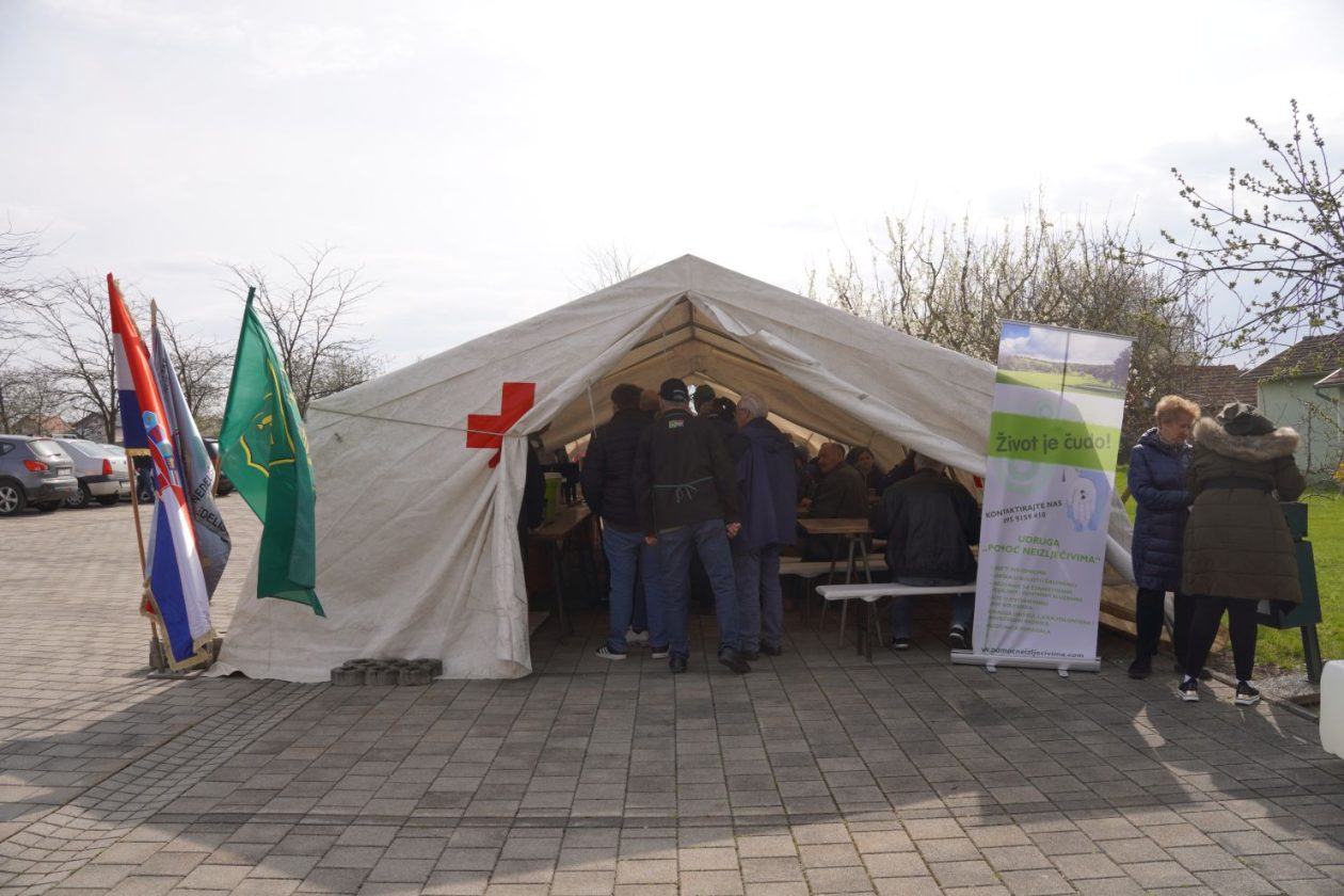 Podjela ribica veliki petak nedelišće (1) Podjela ribica veliki petak nedelišće (1)