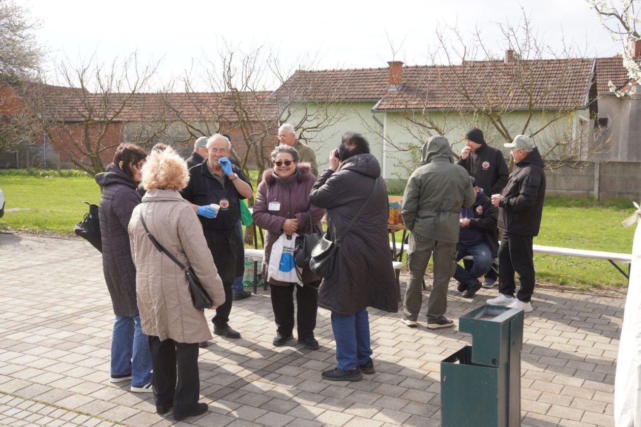 Podjela ribica veliki petak nedelišće (10) Podjela ribica veliki petak nedelišće (10)