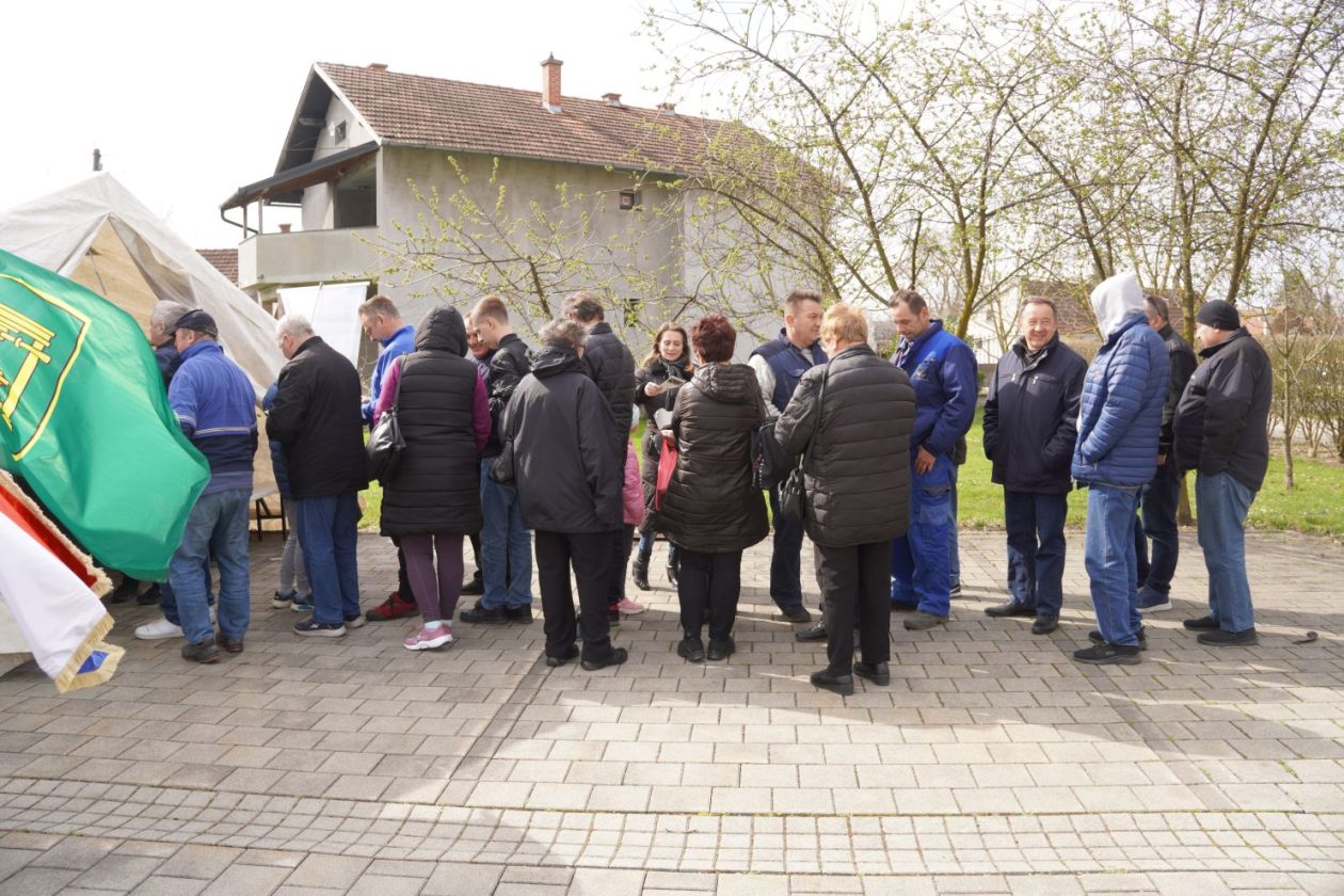 Podjela ribica veliki petak nedelišće (28) Podjela ribica veliki petak nedelišće (28)