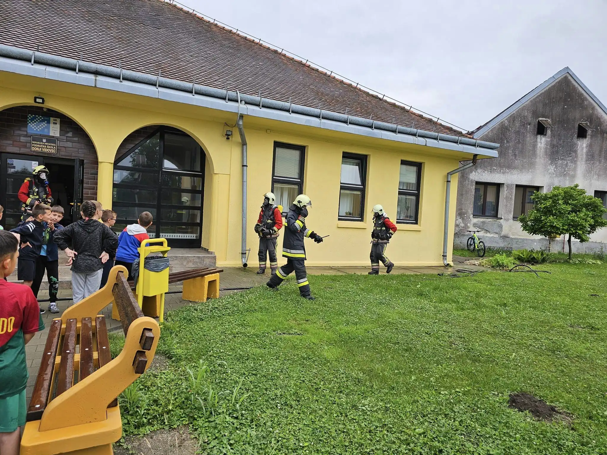 Područna škola Donji Vidovec 2024 evakuacijska vatrogasna vježba (8) Područna škola Donji Vidovec 2024 evakuacijska vatrogasna vježba (8)