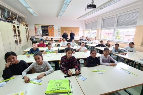 Policija educirala međimurske petaše o pravilima i opasnostima u prometu! (4) Policija educirala međimurske petaše o pravilima i opasnostima u prometu! (4)