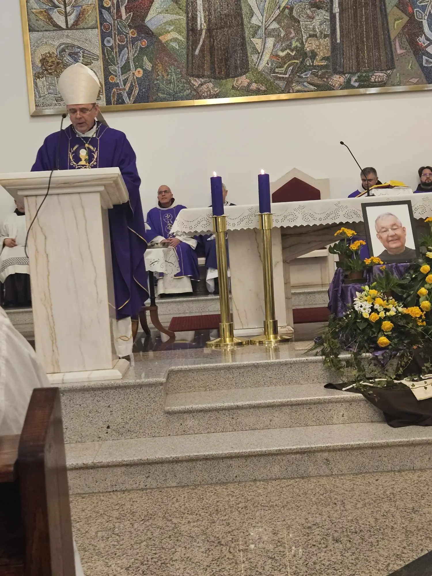 Posljednji ispraćaj omiljenog svećenika fra Stanka Belobrajdić (1) Posljednji ispraćaj omiljenog svećenika fra Stanka Belobrajdić (1)