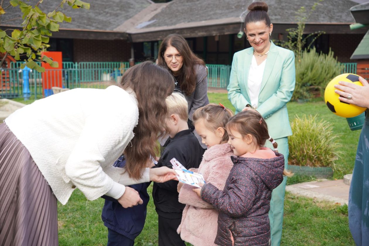Eva Maltar Postavljanje komunikacijske ploče DV Cipelica (11)